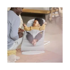 Baby Björn® Bouncer Bliss Cotton Kroonblad Quilt Zandgrijs