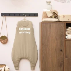 Meyco Baby Slaapzak Jumper Winter Slub Met Team No Sleep Applicatie Taupe / Offwhite 80 cm