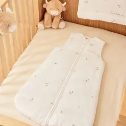 Noukie's F&O Slaapzak Met Borduursel - Maat 50 cm - Gewatteerde Mousseline - Wit