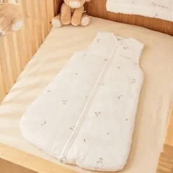 Noukie's F&O Slaapzak Met Borduursel - Maat 50 cm - Gewatteerde Mousseline - Wit